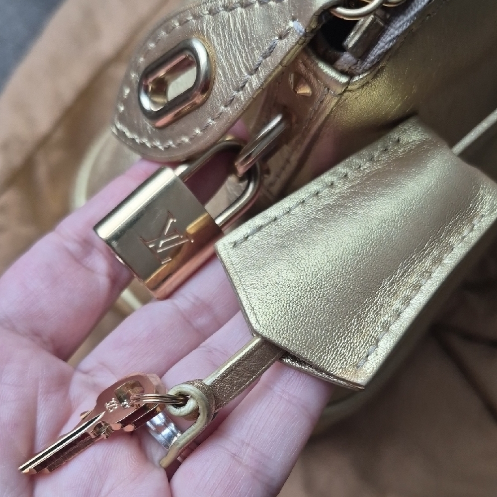LOUIS VUITTON Suhari Lockit PM In Gold Large - Picture 10 of 17